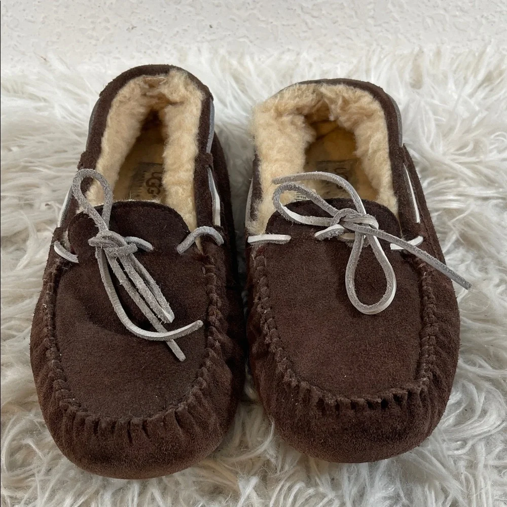 UGG AUSTRALIA DAKOTA 5133 SUEDE LEATHER SIZE 8 BROWN MOCCASIN SLIP ON SLIPPERS - Picture 1 of 11